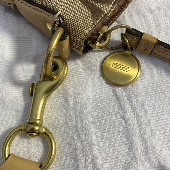 Coach cross body bag. - Picture 6 of 6